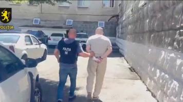 (VIDEO) Individ reținut de INI, după ce a dus de nas un pensionar pe care l-a lăsat fără aproape un milion de euro