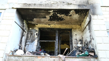 Apartament burdușit cu gunoi, în care locuiau 20 de pisici, cuprins de flăcări.