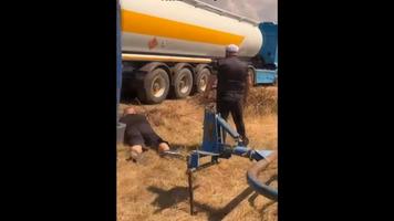 (VIDEO) Cinci bărbați, reținuți în timp ce vindeau ilegal 5 tone de alcool etilic adus din stânga Nistrului