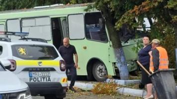 Accident cu implicarea unui microbuz cu pasageri, la Comrat