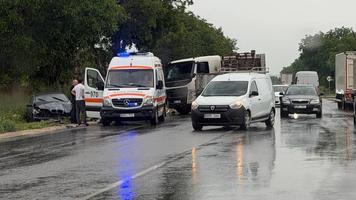 (FOTO) Trei persoane, printre care un copil, rănite în urma unui accident cu BMW, la Sîngera