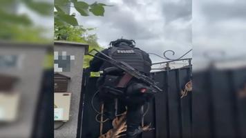 (VIDEO) Momentul în care mascații înarmați escaladează poarta unui escroc imobiliar de milioane din mun.Chișinău