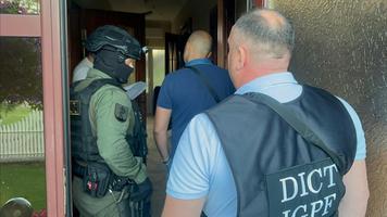 (VIDEO) Percheziții IGPF în nordul R.Moldova. Schema de contrabandă cu milioane de țigări ascunse în căpșuni, dată peste cap