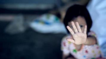O femeie a permis unui bărbat să întrețină acte sexuale cu fiica sa de 6 ani pentru 100 de lei