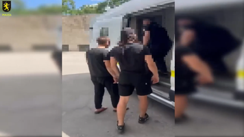 (VIDEO) Au profitat de o mașină descuiată, apoi au agresat un curier. Doi tineri au ajuns pe mâna poliției