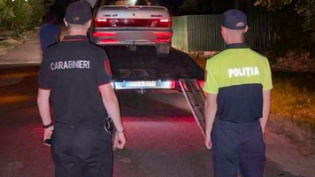 Un bărbat de 74 de ani a urcat beat la volan și a ajuns cu mașina într-un gard, la Edineț