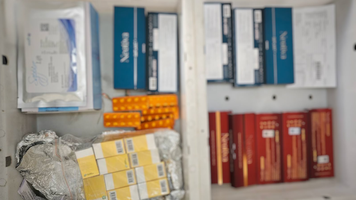 Preparate injectabile de înfrumusețare, camuflate într-un colet poștal, depistate la aeroport