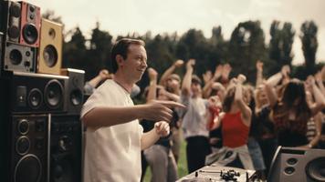 (VIDEO) „Paparuda” revine într-o versiune nouă. Andrew Rayel și Surorile Osoianu lansează remixul piesei care a crescut generații întregi