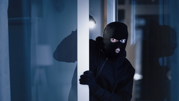 Furt nocturn la un magazin de bijuterii din Bălți. Doi indivizi au pătruns în interior