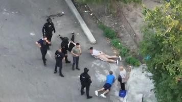 (VIDEO) Membrii grupării „Kitaeț” puși la pământ de mascați în cimitirul din Bălți