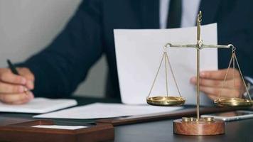 Avocat, amendat după ce ar fi insultat o judecătoare și ar fi refuzat să părăsească sala de ședință