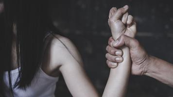 (SURSE) O interpretă și-ar fi dat soțul pe mâna poliției pentru violență în familie. Agresorul - angajat ANP