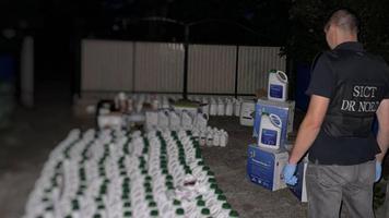 (VIDEO) Circa 1 000 de litri de produse fitosanitare, depistați de polițiștii de frontieră