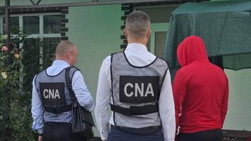 Permis de conducere contra 3500 de euro. CNA și procurorii au reținut un bărbat din Cahul într-un dosar de trafic de influență