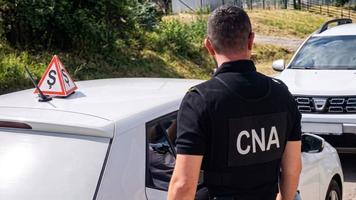 Instructor auto din Chișinău, reținut de CNA și procurori într-un dosar de trafic de influență