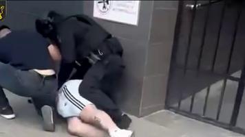 (VIDEO) Tânăr din Ucraina lipit cu fața de asfalt la Chișinău. Ar fi pus pe roate o „afacere” cu droguri