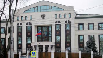 Amendă de zeci de mii de lei pentru individ care a pus pe jar Ambasada Federației Ruse de la Chișinău