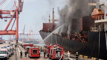 incendiu izbucnit pe o navă de marfă