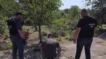 (VIDEO) Lansatoare de grenade antitanc, ascunse într-o placă din beton, la Dubăsari. Urmau să fie vândute pe piața neagră