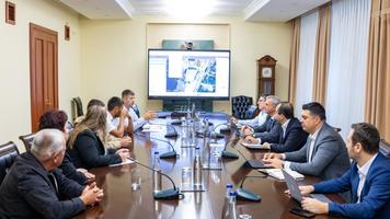 Dialogul cu fermierii pentru a găsi măsuri concrete care să le simplifice activitatea și să ofere mai multă predictibilitate sectorului agricol a continuat astăzi, la Guvern. Prim-ministrul Vasile Tofan a discutat cu membrii Federației Naționale a Fermierilor mai multe subiecte actuale, printre care accesul la finanțare, restructurarea datoriilor și reducerea poverii administrative.