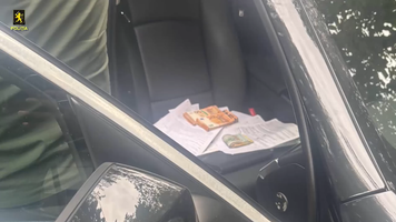 (VIDEO) Ar fi preluat banii de la curieri și i-ar fi transmis mai departe. Un bărbat din Strășeni, reținut