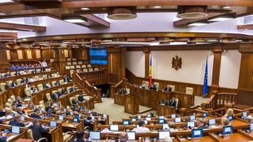 Răspunderea penală va fi transmisă în cazul în care o persoană juridică se reorganizează după comiterea unei infracțiuni. Prevederea este inclusă într-un proiect de lege votat în a doua lectură de Parlament.
