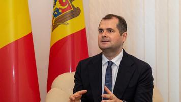 Guvernul a aprobat astăzi propunerea de declarare a stării de urgență la nivel național în sectoarele energetic și hidrologic, pentru o perioadă de 60 de zile, începând cu 26 septembrie. Documentul urmează să fie examinat și supus votului Parlamentului, convocat în ședință extraordinară.