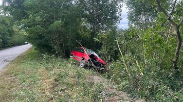 UPDATE ( FOTO) Șofer mort într-o mașină, depistat de un pădurar, la Ocnița. IGP confirmă tragedia