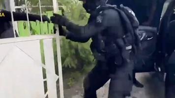 (VIDEO) Activitatea unui traficant de droguri din Chișinău, dată peste cap de mascații BPDS „Fulger”