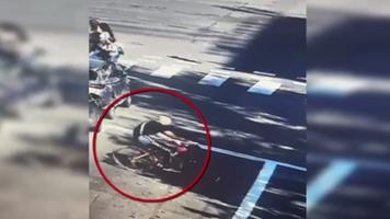 (VIDEO) Copil prădat de bicicletă, ziua în amiaza mare, într-un scuar din Chișinău