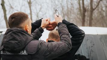 (VIDEO) Doi organizatori ai migrației ilegale, reținuți în flagrant de Poliția de Frontieră