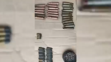 (VIDEO) Percheziții la Drochia: un pistol și zeci de cartușe, ridicate de polițiști