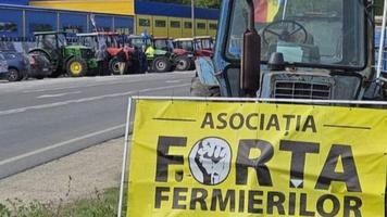Fermierii cer prelungirea, cel puțin până pe 31 decembrie, a licențierii importurilor de cereale și floarea-soarelui. O altă solicitare vizează rambursarea accizelor pentru motorina procurată în perioada 1 iunie-1 decembrie 2026.
Agricultorii avertizează că, în lipsa unor măsuri de sprijin, mulți dintre ei ar putea reduce semnificativ suprafețele cultivate cu cereale. Aceștia invocă majorarea costurilor pentru inputuri și intenția autorităților de a majora TVA. Asociația Forța Fermierilor susține revendicările agricultorilor din Fălești și consideră protestul justificat.
Anterior, și agricultorii din Basarabeasca au protestat, invocând revendicări similare privind TVA, importurile și rambursarea accizelor.