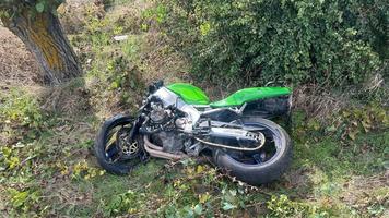 (FOTO) Un motociclist a murit, după ce „s-a oprit” cu motocicleta într-un copac, la Căușeni