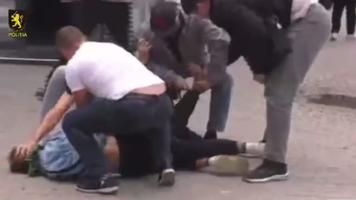 (VIDEO) Doi indivizi, încătușați pentru șantaj, la Glodeni