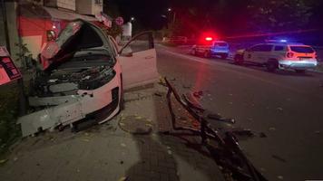 Un șofer băut la volan și-a bușit mașina în scara unui bloc de locuit din Chișinău