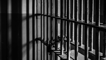 Un fost executor judecătoresc a fost condamnat la 10 ani de închisoare pentru delapidare și fals în acte