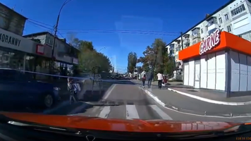 O copilă, la un pas de a fi lovită pe trecerea de pietoni