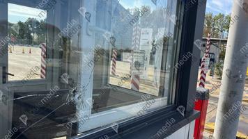EXCLUSIV (FOTO) Primele imagini de la PTF Palanca, în urma incidentului cu un proiectil, soldat cu un angajat IGPF rănit și un autocar avariat