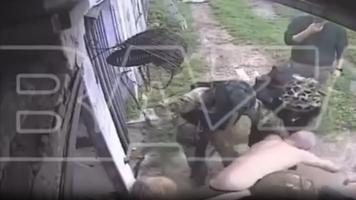 (VIDEO) Operațiune ca la ruși. Casă luată cu asalt, din greșeală, de mascații forțelor speciale