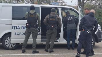 (VIDEO) Două persoane urmărite prin INTERPOL, extrădate de Poliția de Frontieră în România și Kârgâzstan