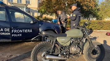 (VIDEO) Momentul în care un motociclist din Ucraina se refugiază clandestin în R.Moldova