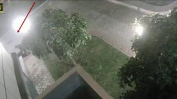 (VIDEO) Pensionar bătut și jefuit de trei indivizi pe o stradă din Chișinău