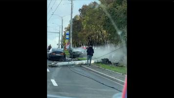 (VIDEO) Chișinău: Coliziunea dintre un Audi cu o Toyota s-a soldat cu o persoană rănită și un stâlp doborât