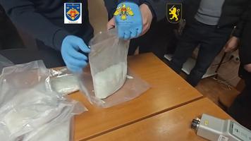 (VIDEO) Contrabandă cu kilograme de „sare”, la Vama Leușeni. Trei ucraineni, trimiși pe banca acuzaților