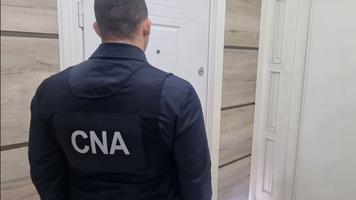 Chișinăuian, reținut de CNA. Ar fi primit mii de euro și lei pentru soluționarea unor probleme imobiliare și a unui litigiu civil