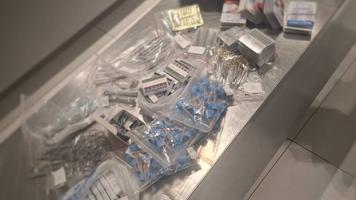 Utilaje stomatologice depistate în bagajele a trei pasageri sosiți din Istanbul